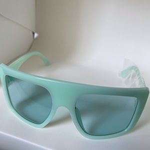 Women’s oversized sunglasses